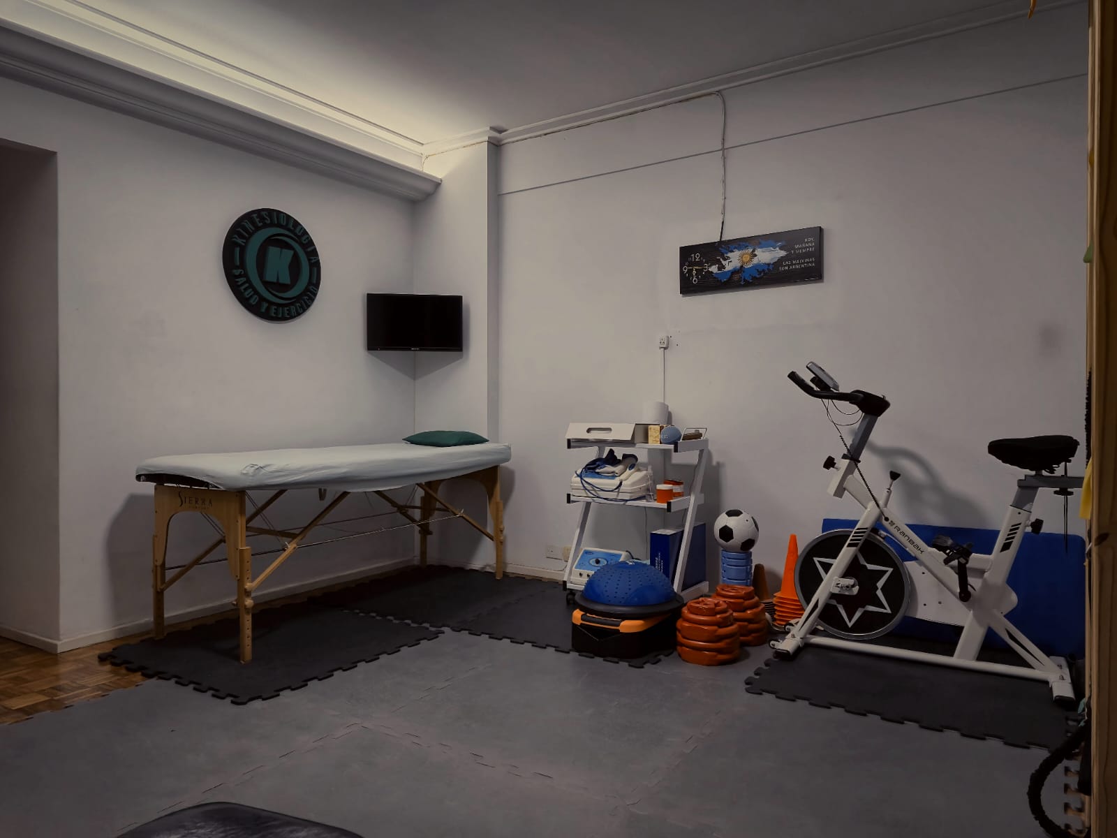 Sala de kinesiología y entrenamiento del consultorio en Villa del Parque, con camilla y equipamiento