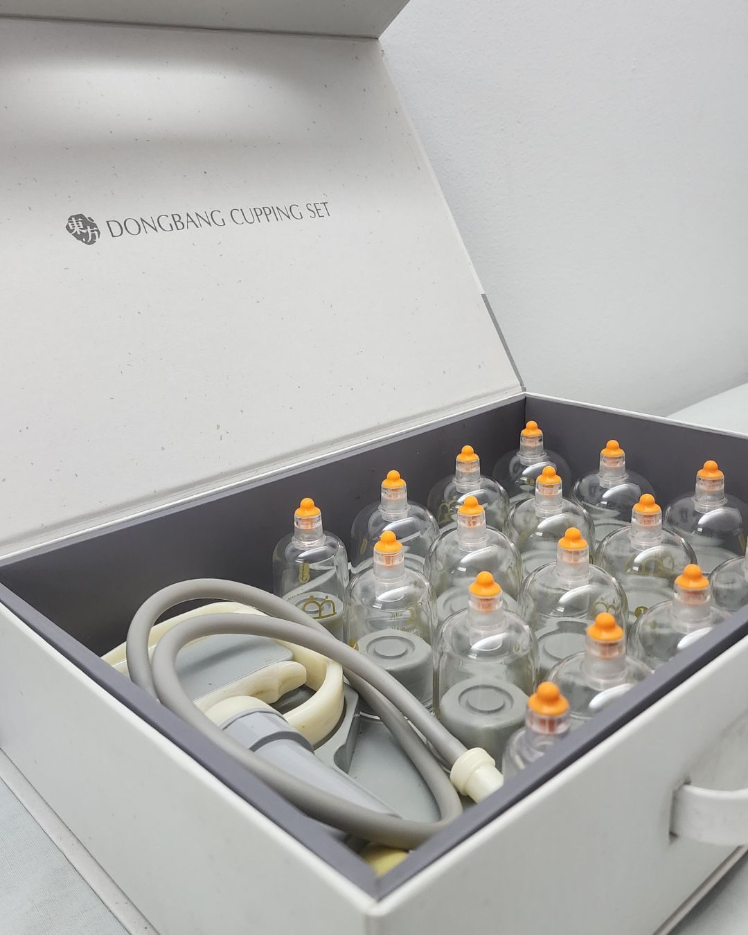 Set de ventosas (cupping) con bomba de succión utilizado en el consultorio